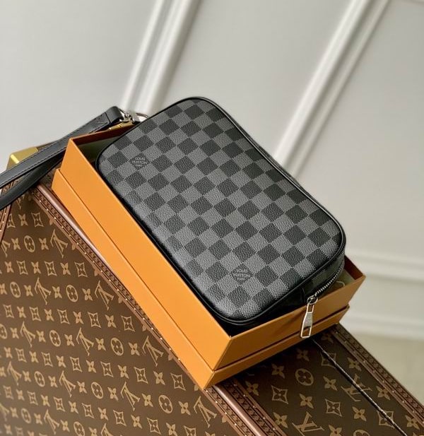 LV Pochette Kasai